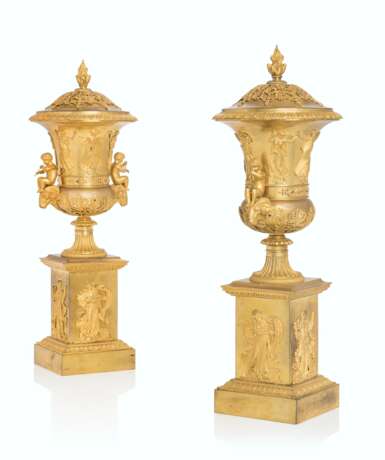 Thomire et Cie. A PAIR OF EMPIRE ORMOLU URNS AND COVERS - фото 4