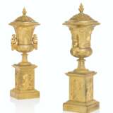 Thomire et Cie. A PAIR OF EMPIRE ORMOLU URNS AND COVERS - Foto 4
