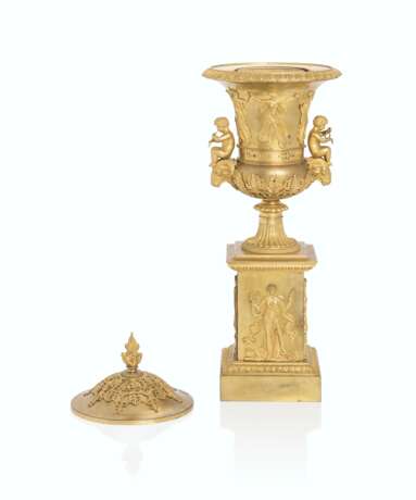 Thomire et Cie. A PAIR OF EMPIRE ORMOLU URNS AND COVERS - фото 6