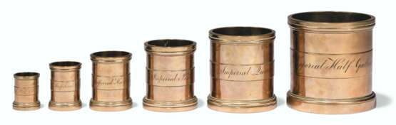 A SET OF SIX WILLIAM IV BRASS IMPERIAL MEASURES - фото 2
