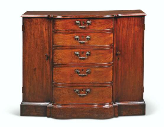 A GEORGE III BREAKFRONT SIDE CABINET - Foto 1