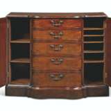 A GEORGE III BREAKFRONT SIDE CABINET - Foto 2