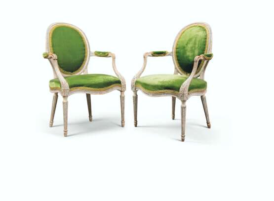 A PAIR OF GEORGE III PALE GREY AND BLUE-PAINTED OPEN ARMCHAI... - фото 1