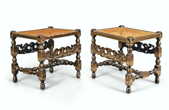 A PAIR OF WILLIAM & MARY BLACK AND GILT-JAPANNED STOOLS - фото 1
