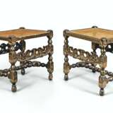 A PAIR OF WILLIAM & MARY BLACK AND GILT-JAPANNED STOOLS - Foto 1
