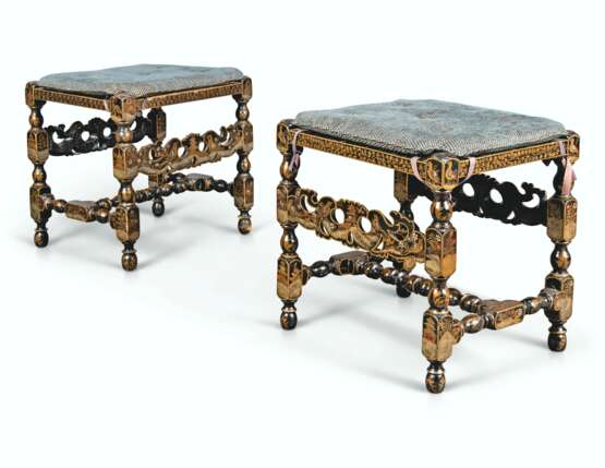 A PAIR OF WILLIAM & MARY BLACK AND GILT-JAPANNED STOOLS - Foto 2