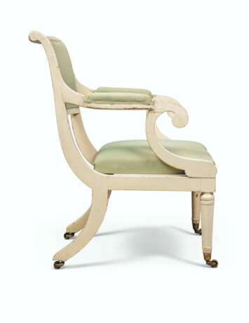 A SET OF FOUR REGENCY WHITE-PAINTED OPEN ARMCHAIRS - Foto 2