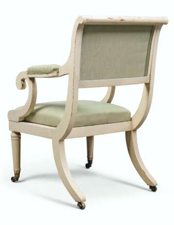 A SET OF FOUR REGENCY WHITE-PAINTED OPEN ARMCHAIRS - фото 3