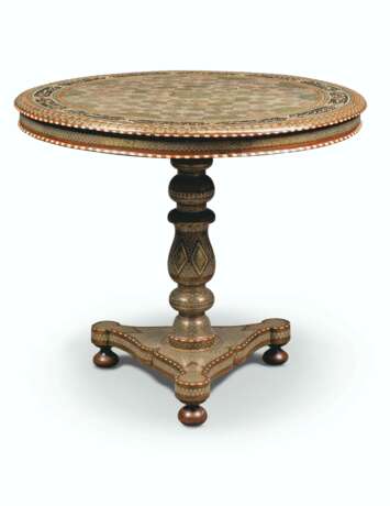 A DAMASCUS INLAID AND PAINTED CIRCULAR CENTRE TABLE - Foto 1