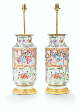 A PAIR OF CANTONESE FAMILLE ROSE VASE LAMPS - фото 1
