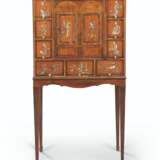 A GEORGE III CHINESE SOAPSTONE-MOUNTED SATINWOOD CABINET-ON-... - Foto 1