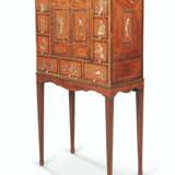 A GEORGE III CHINESE SOAPSTONE-MOUNTED SATINWOOD CABINET-ON-... - фото 3