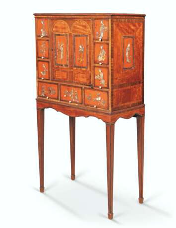 A GEORGE III CHINESE SOAPSTONE-MOUNTED SATINWOOD CABINET-ON-... - фото 3