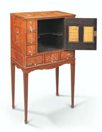 A GEORGE III CHINESE SOAPSTONE-MOUNTED SATINWOOD CABINET-ON-... - фото 4