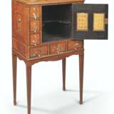 A GEORGE III CHINESE SOAPSTONE-MOUNTED SATINWOOD CABINET-ON-... - Foto 4