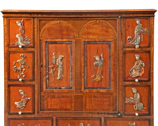 A GEORGE III CHINESE SOAPSTONE-MOUNTED SATINWOOD CABINET-ON-... - фото 6