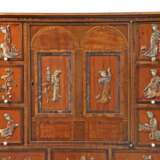 A GEORGE III CHINESE SOAPSTONE-MOUNTED SATINWOOD CABINET-ON-... - Foto 6