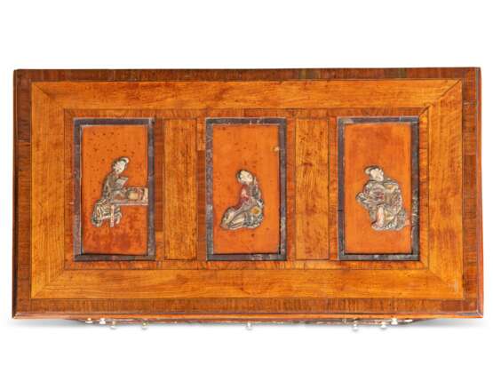 A GEORGE III CHINESE SOAPSTONE-MOUNTED SATINWOOD CABINET-ON-... - фото 7
