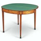 A GEORGE III SATINWOOD, KINGWOOD AND MARQUETRY DEMI-LUNE GAM... - Foto 2