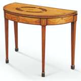 A GEORGE III SATINWOOD, KINGWOOD AND MARQUETRY DEMI-LUNE GAM... - Foto 5