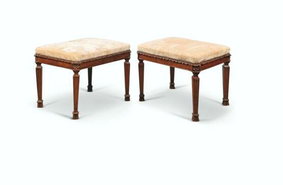 A MATCHED PAIR OF GEORGE III MAHOGANY STOOLS - Foto 1