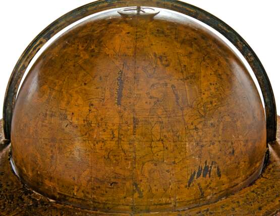 A MATCHED PAIR OF 20-INCH LIBRARY GLOBES - Foto 5