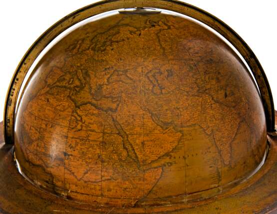 A MATCHED PAIR OF 20-INCH LIBRARY GLOBES - Foto 9