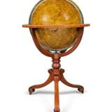 A MATCHED PAIR OF 20-INCH LIBRARY GLOBES - Foto 11