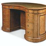 AN EARLY VICTORIAN BURR WALNUT AND STAINED PEARWOOD KIDNEY-S... - Foto 1