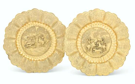 Edington, James Charles. A PAIR OF WILLIAM V SILVER-GILT SIDEBOARD DISHES - Foto 1