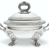 Smith, Benjamin. A GEORGE III SILVER SOUP TUREEN AND COVER - Foto 1