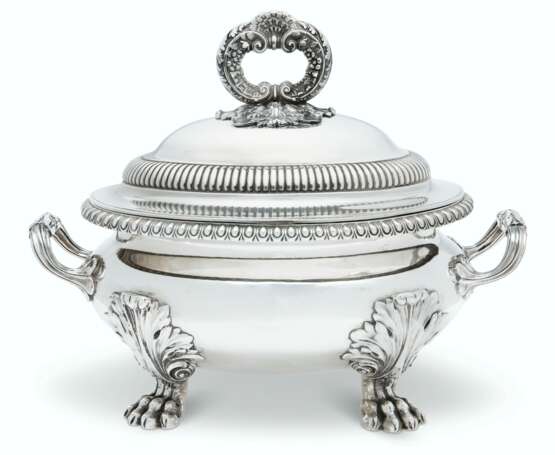 Smith, Benjamin. A GEORGE III SILVER SOUP TUREEN AND COVER - фото 1