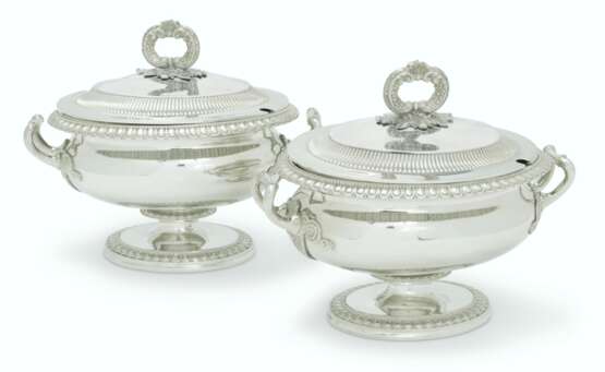 Smith, Benjamin. A PAIR OF GEORGE III SILVER SAUCE TUREENS AND COVERS - Foto 1