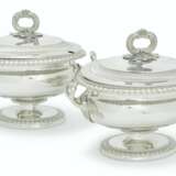 Smith, Benjamin. A PAIR OF GEORGE III SILVER SAUCE TUREENS AND COVERS - фото 1