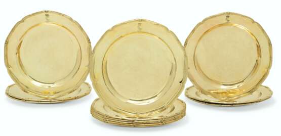 Wakelin, Edward. A SET OF TWELVE GEORGE III SILVER-GILT DINNER PLATES - Foto 1