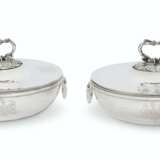 Auguste, Henry. A PAIR OF LOUIS XVI SILVER ENTREE DISHES AND COVERS - Foto 1