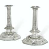 A PAIR OF WILLIAM AND MARY SILVER CANDLESTICKS - фото 1