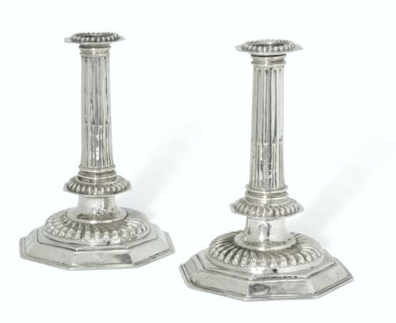 A PAIR OF WILLIAM AND MARY SILVER CANDLESTICKS - photo 1