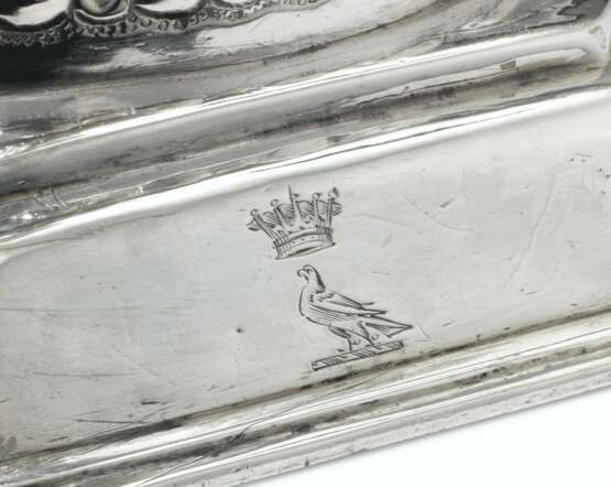 A PAIR OF WILLIAM AND MARY SILVER CANDLESTICKS - Foto 3