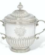 Bol d'assiette. A WILLIAM III SILVER PORRINGER AND COVER