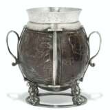 A COMMONWEALTH IRISH SILVER-MOUNTED COCONUT-CUP - Foto 1