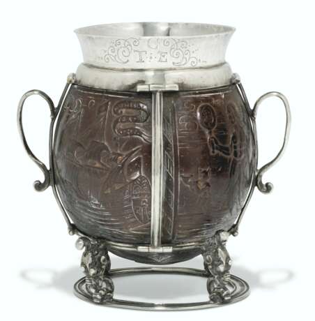 A COMMONWEALTH IRISH SILVER-MOUNTED COCONUT-CUP - Foto 1