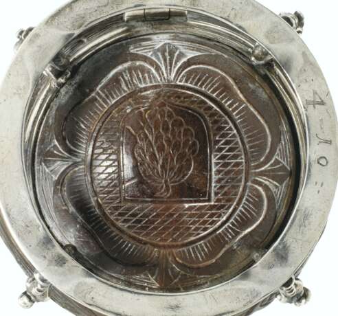 A COMMONWEALTH IRISH SILVER-MOUNTED COCONUT-CUP - фото 6