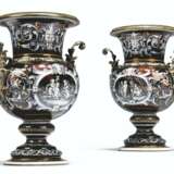 Limoges. A PAIR OF FRENCH 'RENAISSANCE REVIVAL' ORMOLU-MOUNTED ENAMEL... - Foto 2