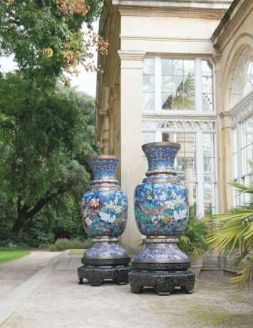 A PAIR OF MONUMENTAL CHINESE CLOISONNE ENAMEL VASES, ON STAN... - Foto 2