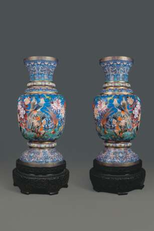 A PAIR OF MONUMENTAL CHINESE CLOISONNE ENAMEL VASES, ON STAN... - Foto 3