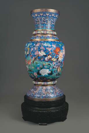 A PAIR OF MONUMENTAL CHINESE CLOISONNE ENAMEL VASES, ON STAN... - Foto 4
