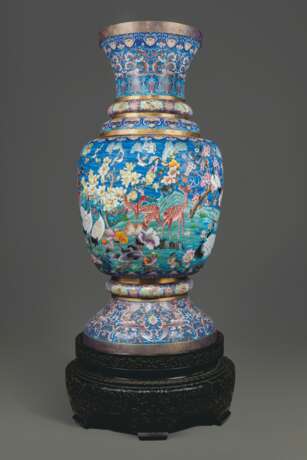 A PAIR OF MONUMENTAL CHINESE CLOISONNE ENAMEL VASES, ON STAN... - Foto 5