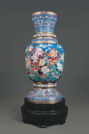 A PAIR OF MONUMENTAL CHINESE CLOISONNE ENAMEL VASES, ON STAN... - фото 6