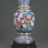 A PAIR OF MONUMENTAL CHINESE CLOISONNE ENAMEL VASES, ON STAN... - Foto 6